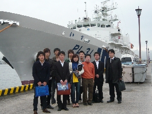 NSA(自由民主党/自民党学生部)　北朝鮮問題研修を横浜にて実施。 巡視船艇「いず」の前にて。